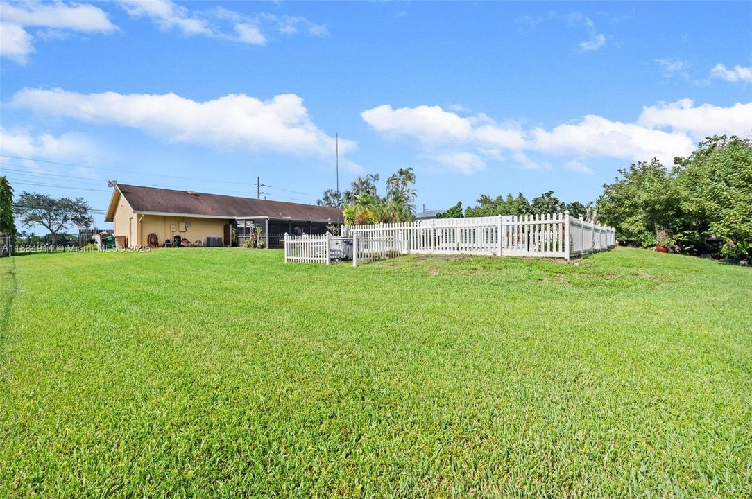 Activo con contrato: $875,000 (3 camas, 2 baños, 1894 Pies cuadrados)