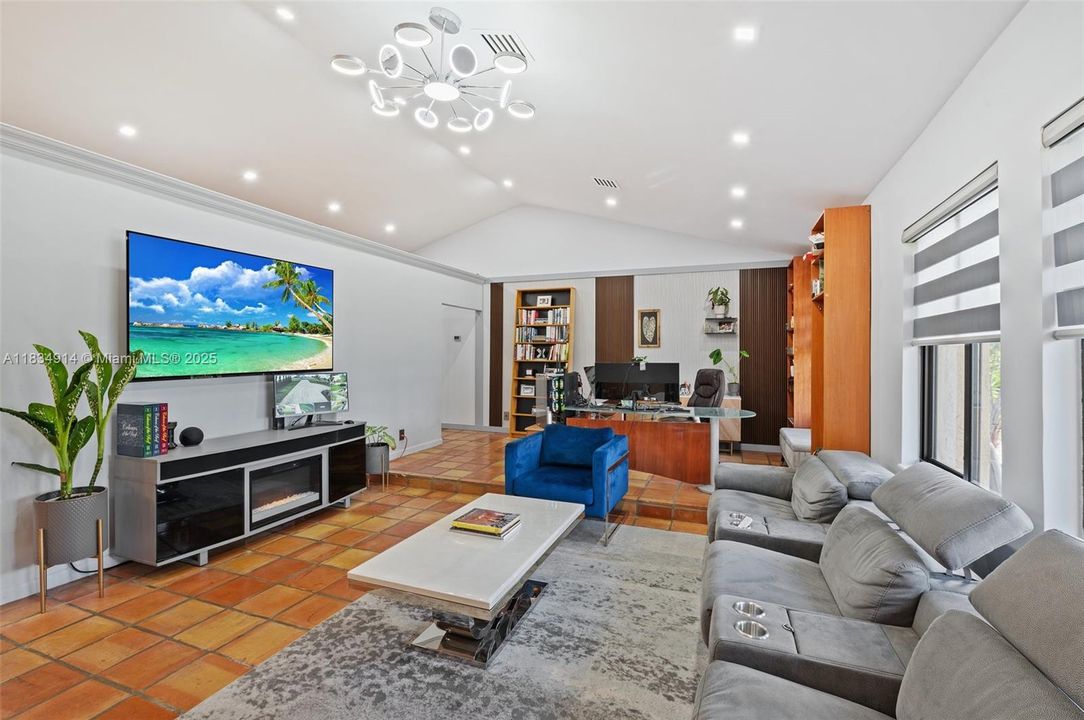 Activo con contrato: $875,000 (3 camas, 2 baños, 1894 Pies cuadrados)