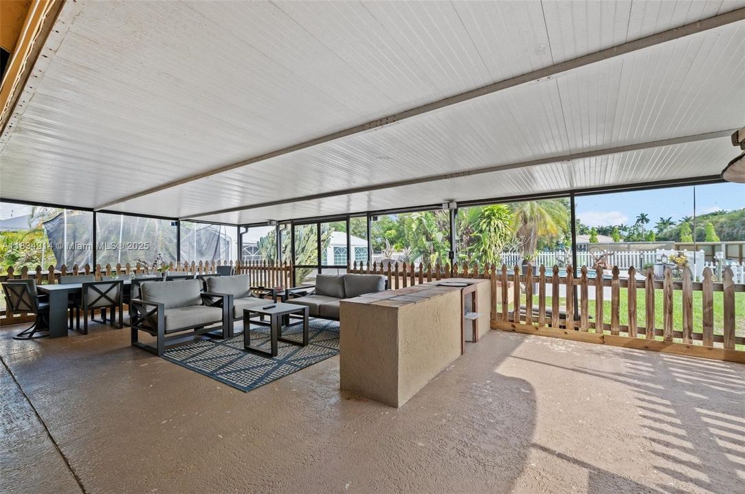 Activo con contrato: $875,000 (3 camas, 2 baños, 1894 Pies cuadrados)