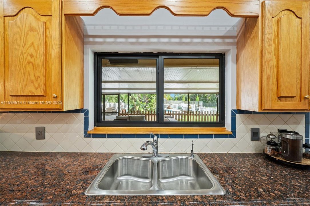 Activo con contrato: $875,000 (3 camas, 2 baños, 1894 Pies cuadrados)