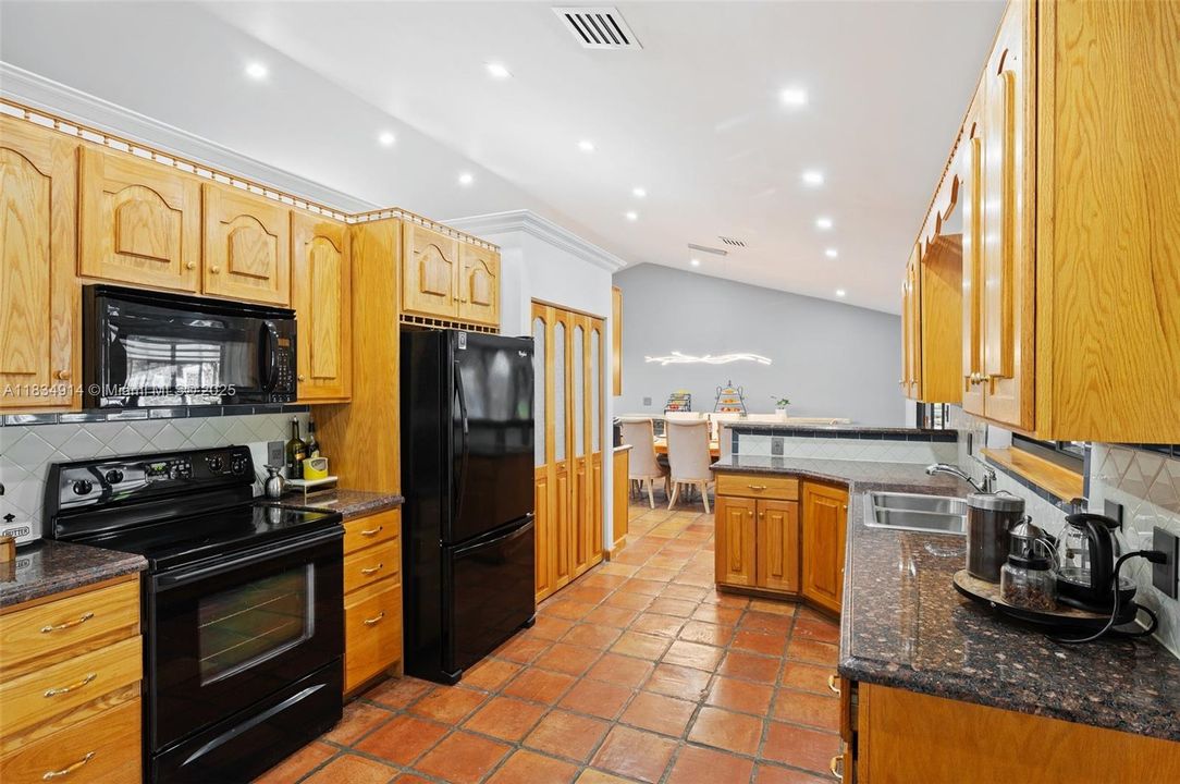 Activo con contrato: $875,000 (3 camas, 2 baños, 1894 Pies cuadrados)