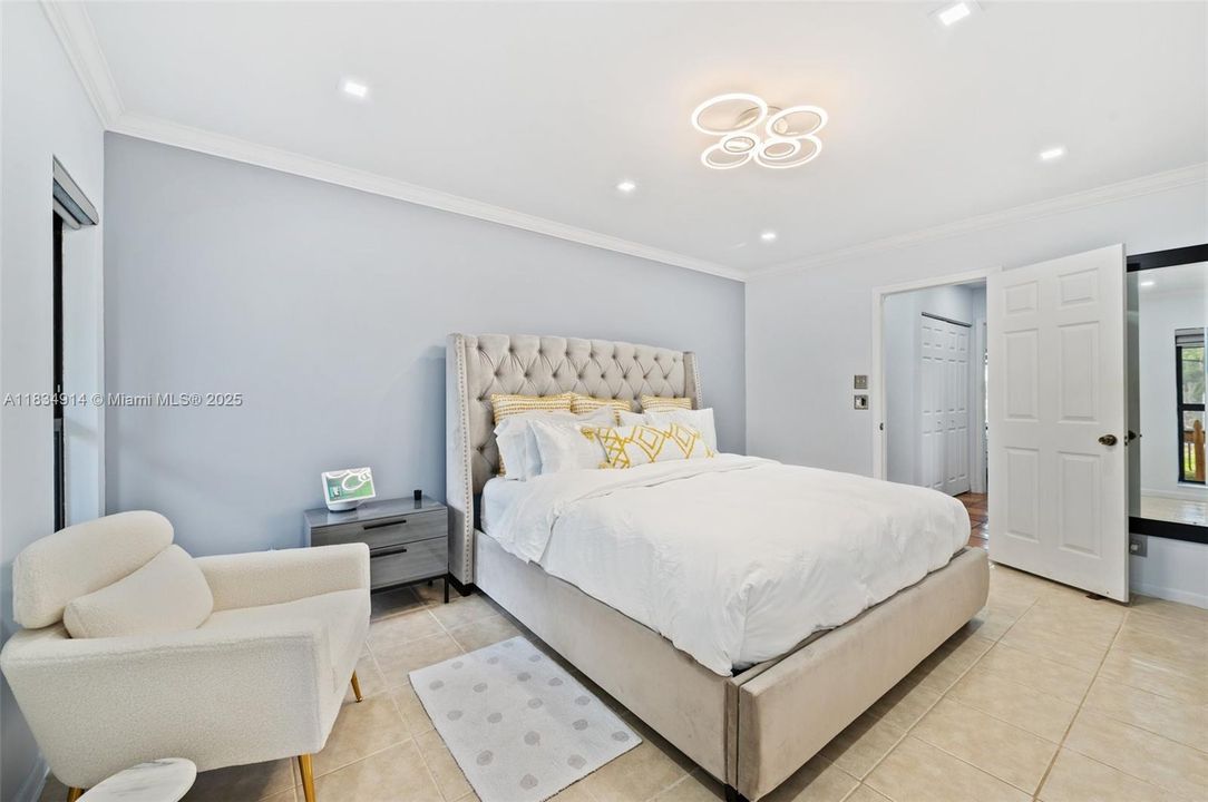 Activo con contrato: $875,000 (3 camas, 2 baños, 1894 Pies cuadrados)