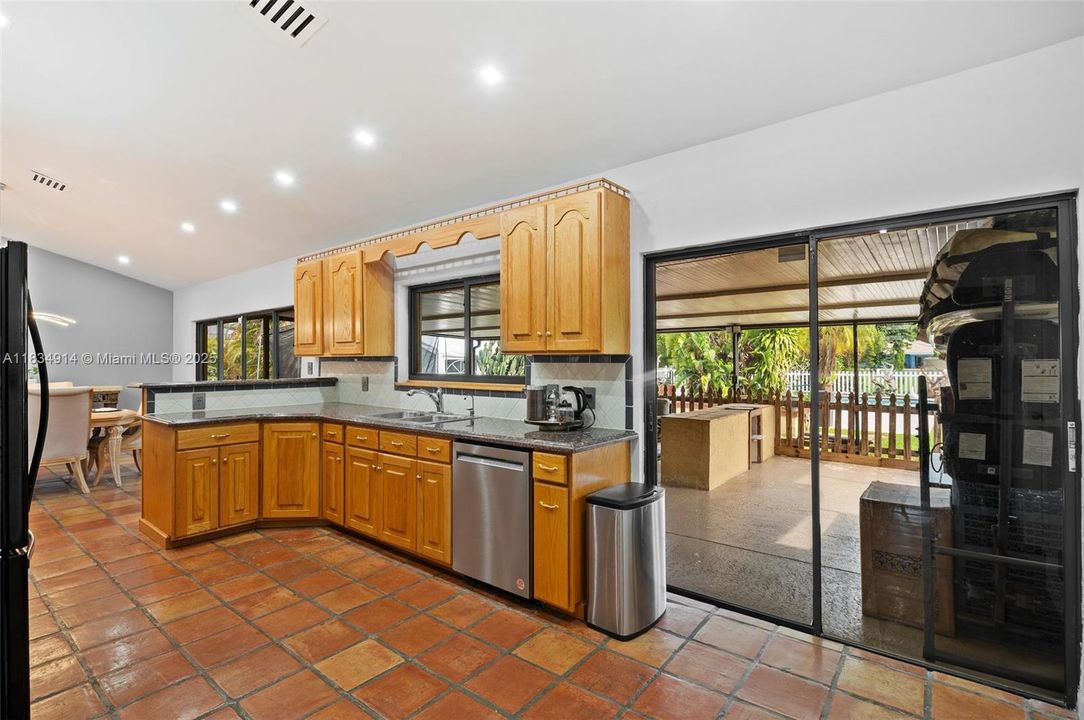 Activo con contrato: $875,000 (3 camas, 2 baños, 1894 Pies cuadrados)