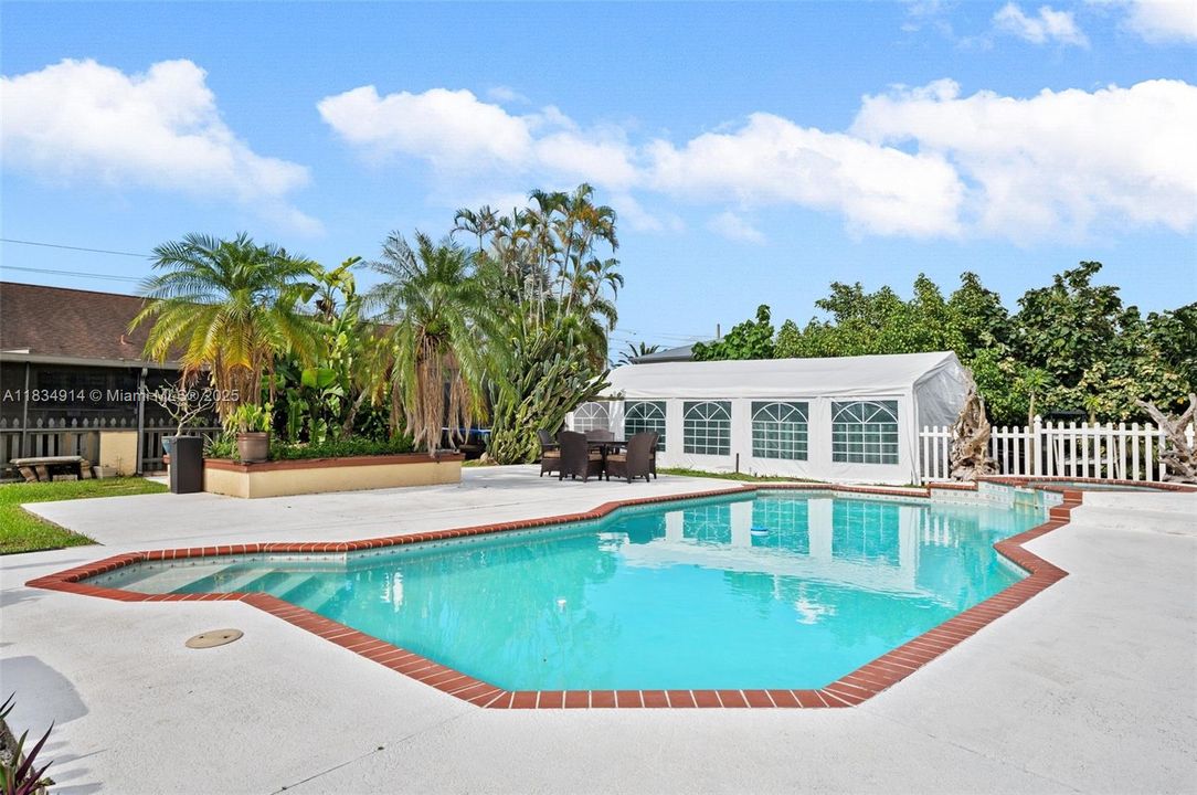 Activo con contrato: $875,000 (3 camas, 2 baños, 1894 Pies cuadrados)