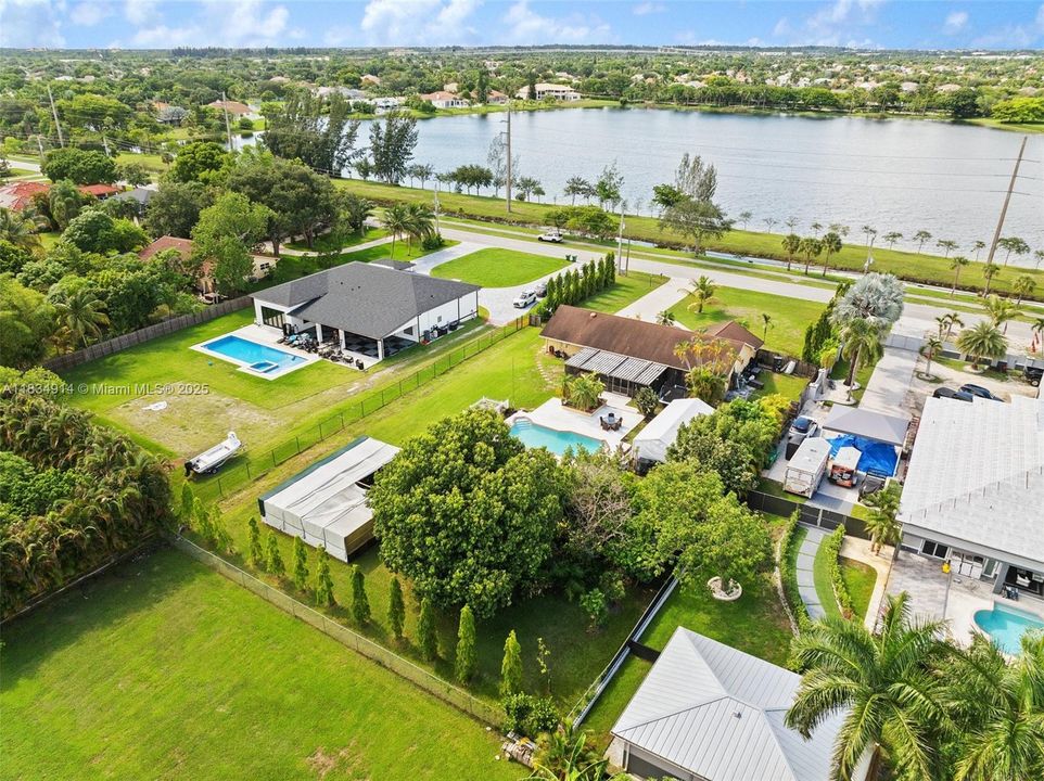 Activo con contrato: $875,000 (3 camas, 2 baños, 1894 Pies cuadrados)