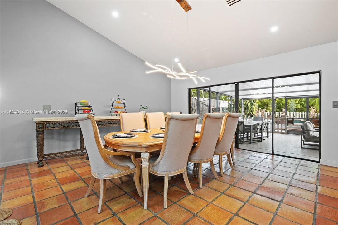 Activo con contrato: $875,000 (3 camas, 2 baños, 1894 Pies cuadrados)