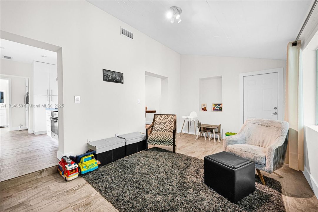 Activo con contrato: $775,000 (3 camas, 2 baños, 1315 Pies cuadrados)