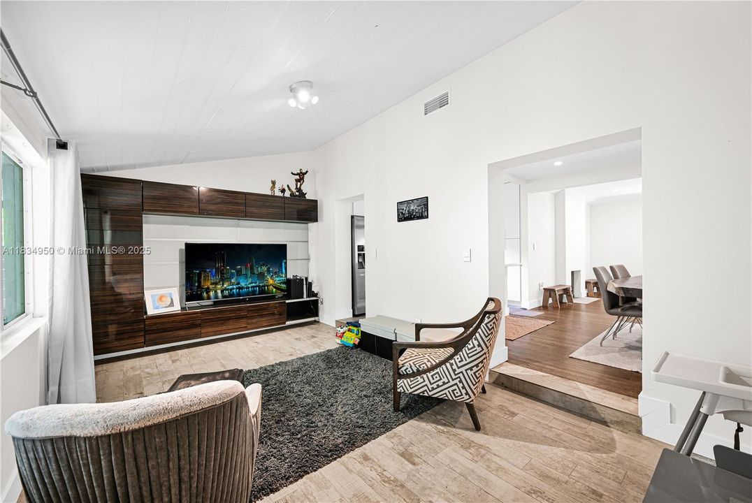 Activo con contrato: $775,000 (3 camas, 2 baños, 1315 Pies cuadrados)