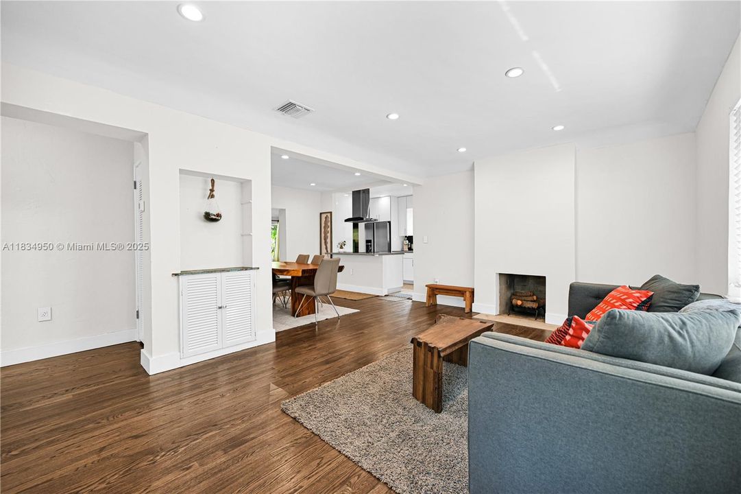 Activo con contrato: $775,000 (3 camas, 2 baños, 1315 Pies cuadrados)