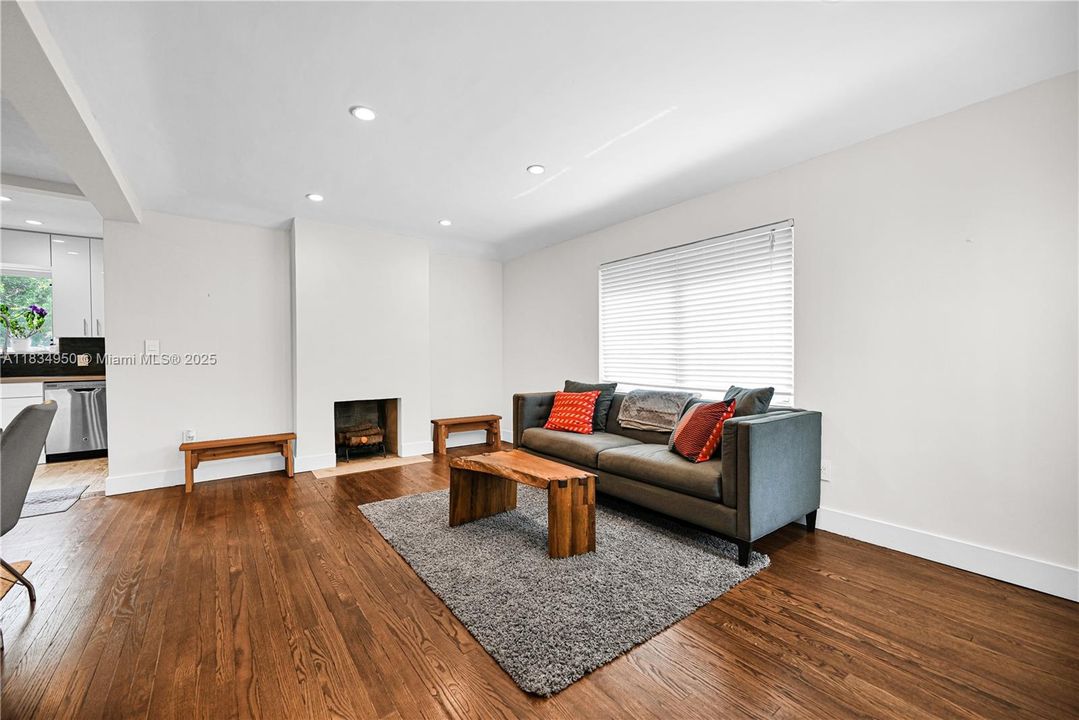 Activo con contrato: $775,000 (3 camas, 2 baños, 1315 Pies cuadrados)