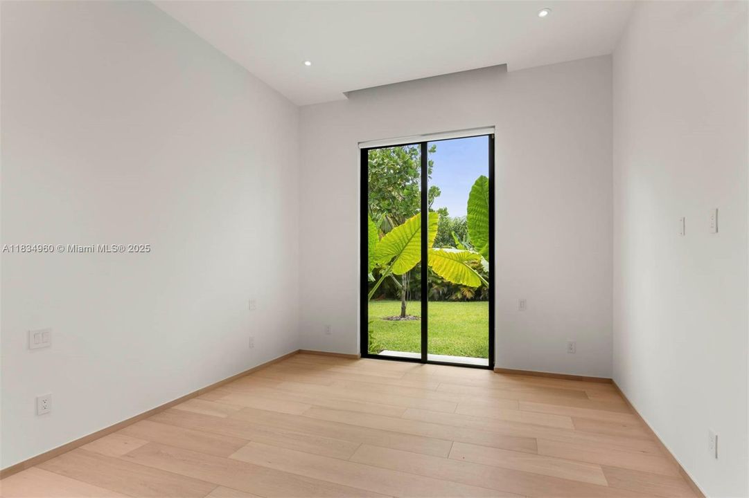 For Sale: $4,995,000 (7 beds, 6 baths, 5180 Square Feet)