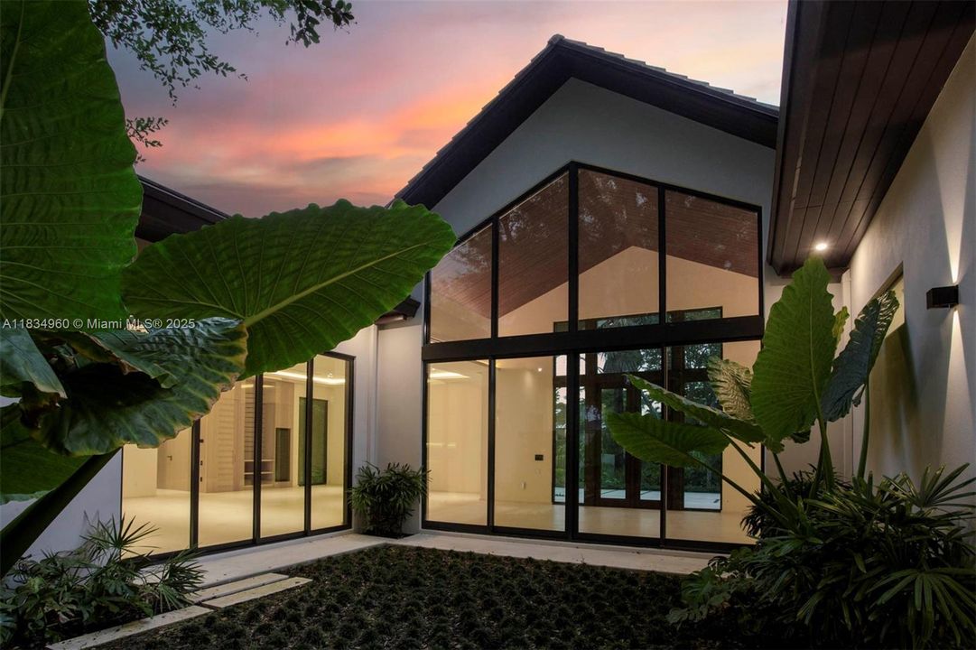 For Sale: $4,995,000 (7 beds, 6 baths, 5180 Square Feet)