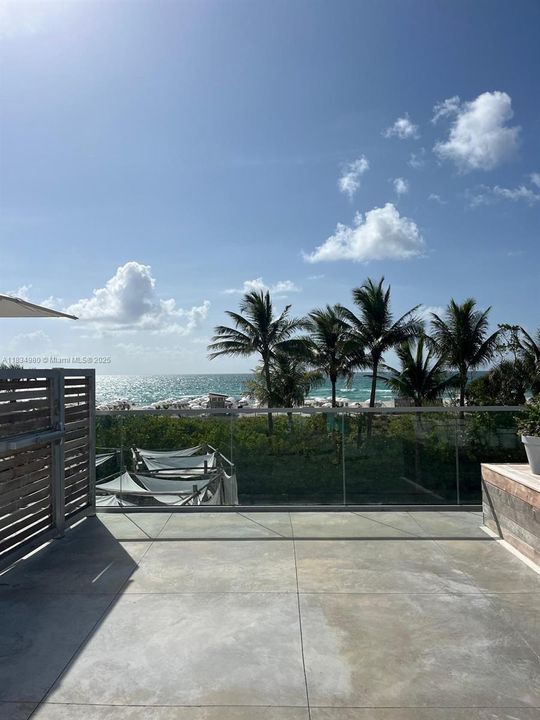 For Sale: $3,690,000 (2 beds, 2 baths, 880 Square Feet)