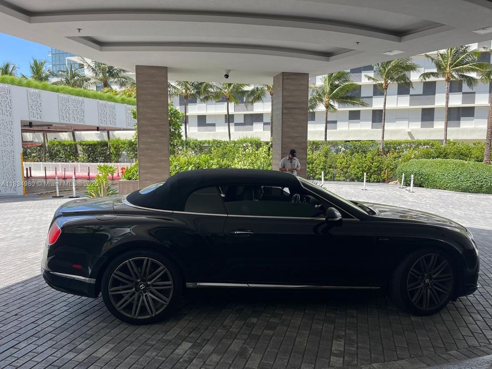 For Sale: $3,690,000 (2 beds, 2 baths, 880 Square Feet)