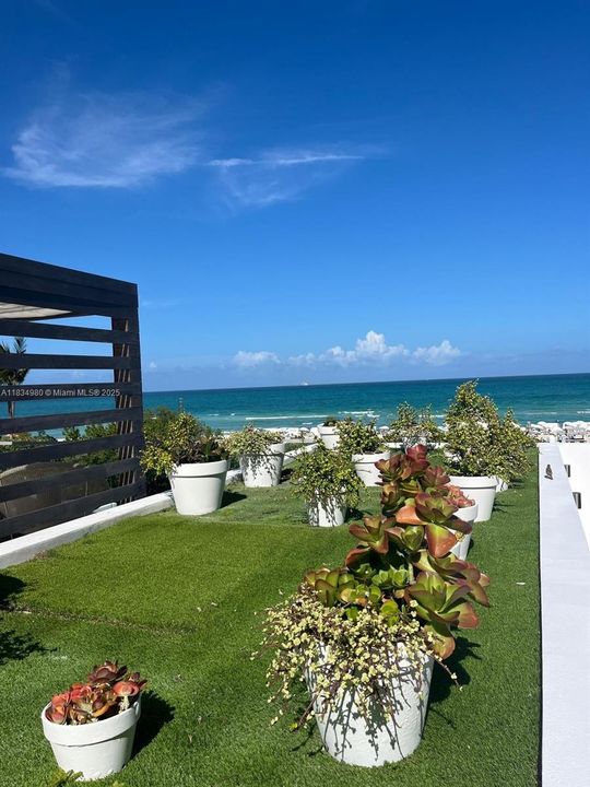 For Sale: $3,690,000 (2 beds, 2 baths, 880 Square Feet)