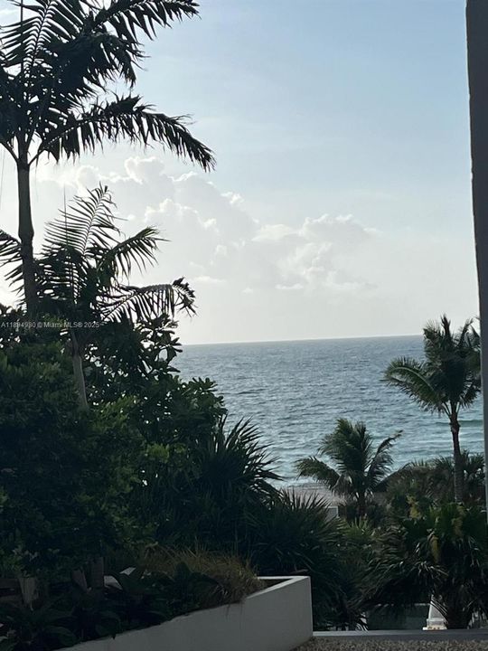 For Sale: $3,690,000 (2 beds, 2 baths, 880 Square Feet)