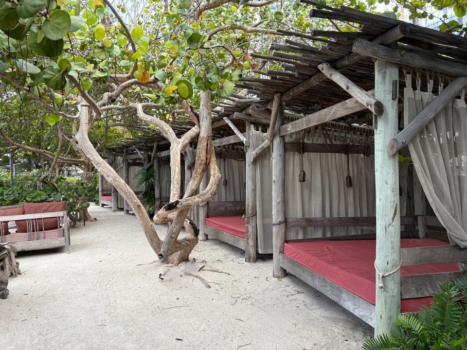 For Sale: $3,690,000 (2 beds, 2 baths, 880 Square Feet)