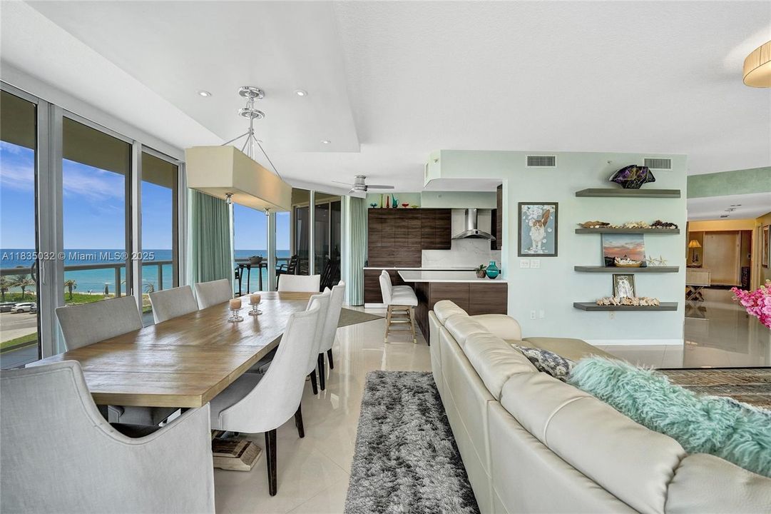 Dine with that gorgeous view of the ocean waves!