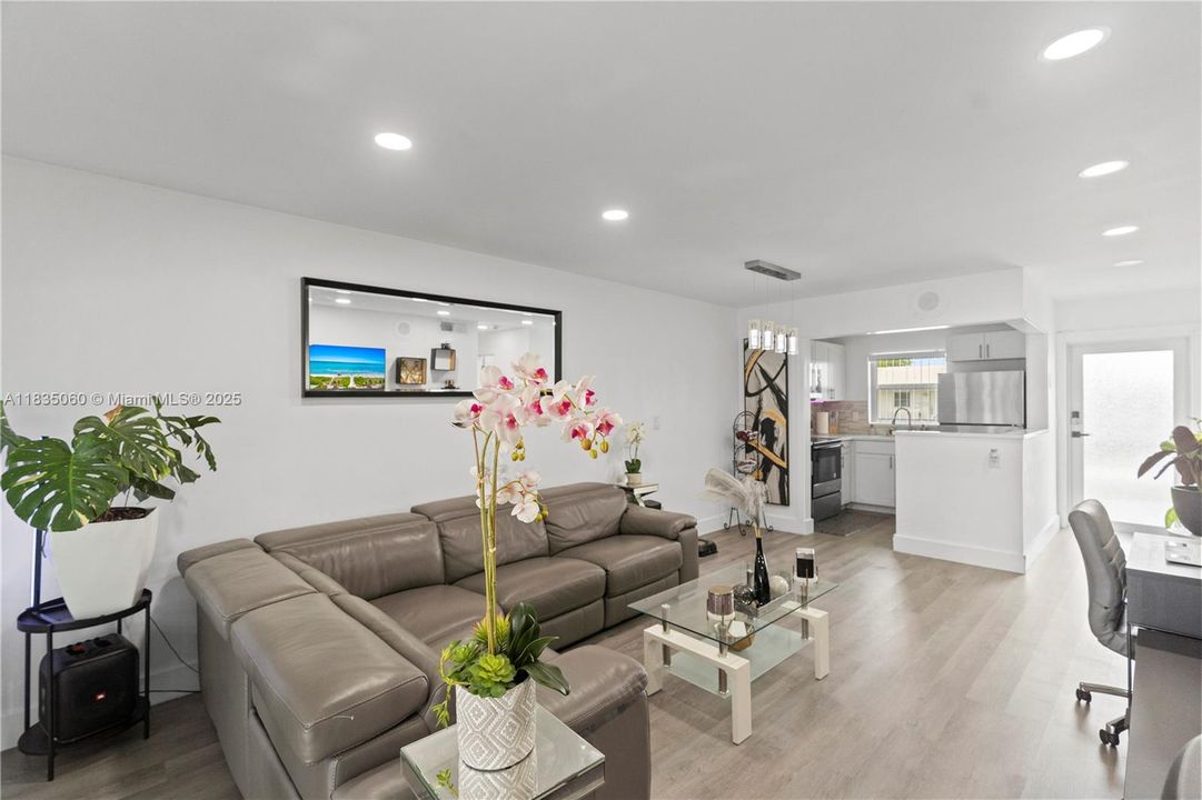 En Venta: $339,900 (2 camas, 1 baños, 875 Pies cuadrados)