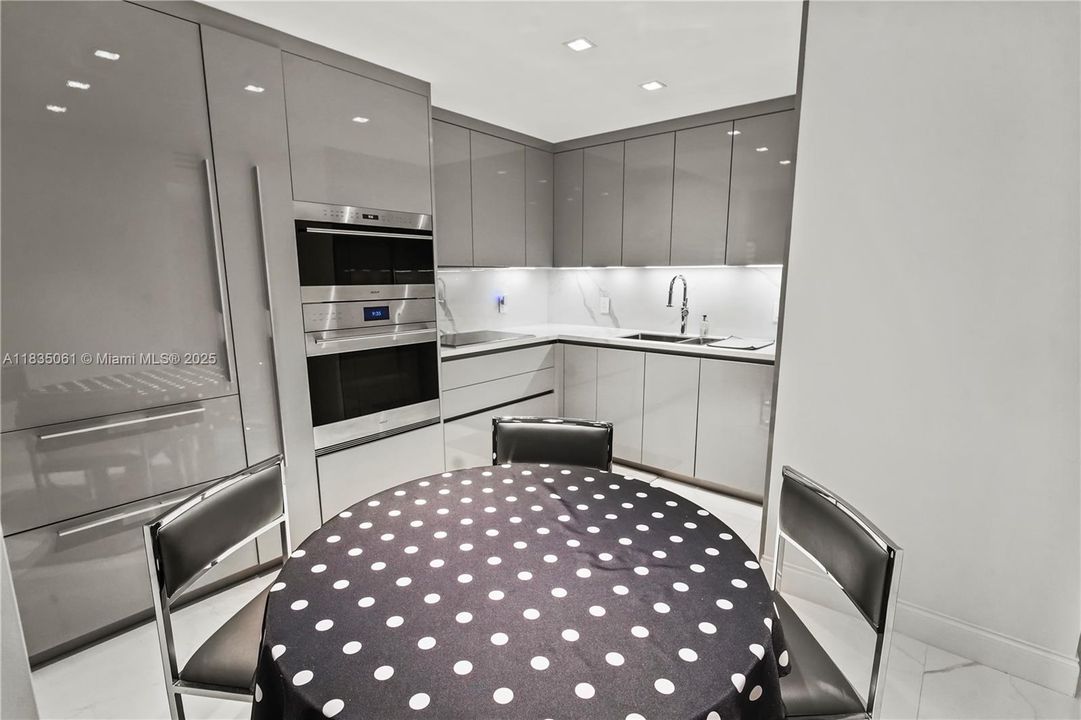 For Sale: $850,000 (1 beds, 2 baths, 1200 Square Feet)