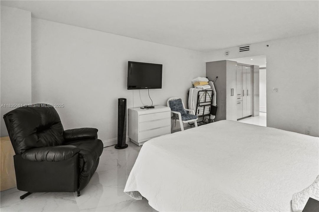 For Sale: $850,000 (1 beds, 2 baths, 1200 Square Feet)