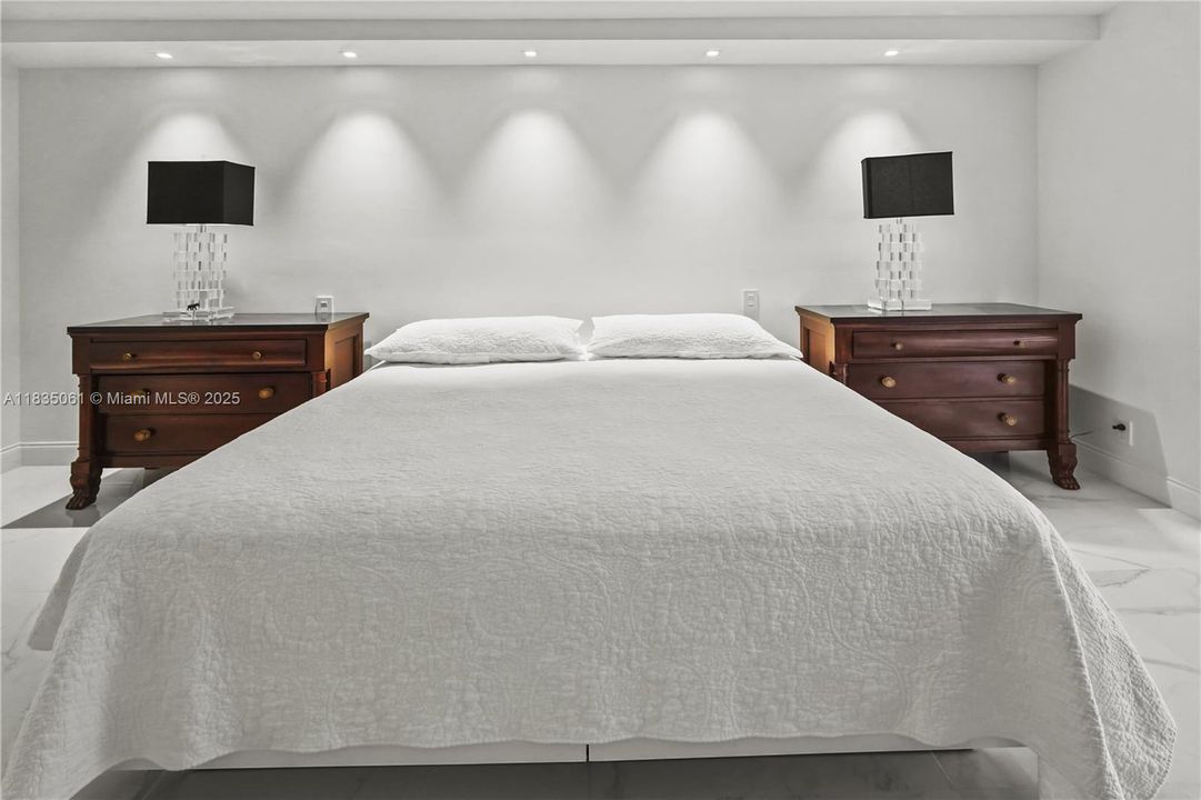 For Sale: $850,000 (1 beds, 2 baths, 1200 Square Feet)