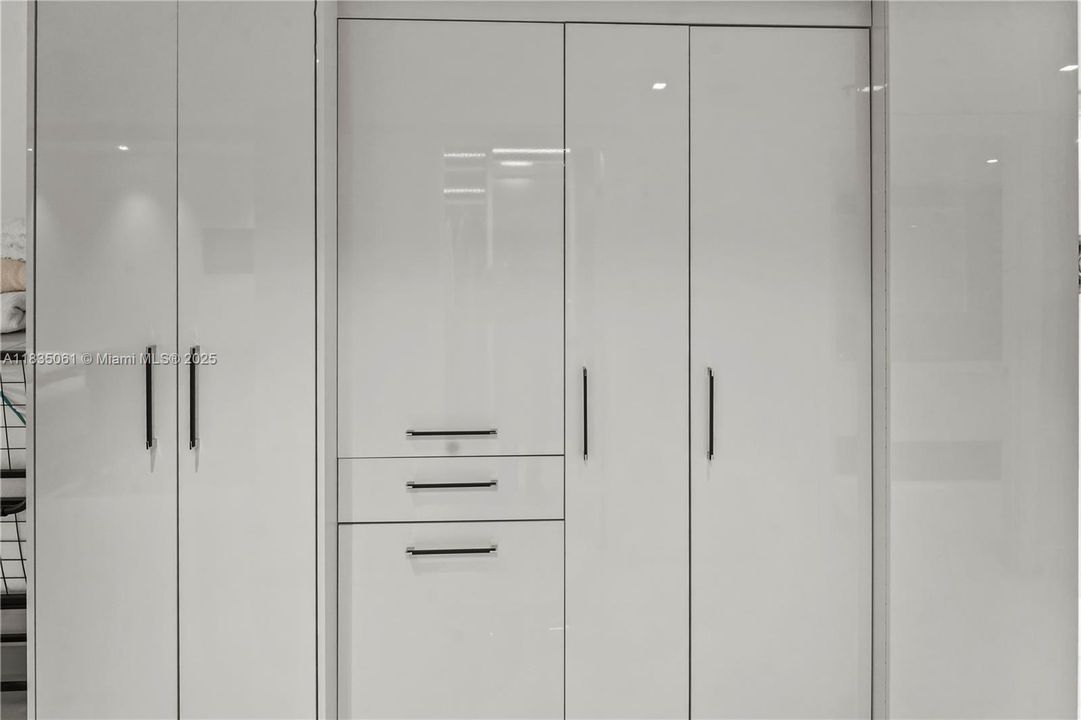 For Sale: $850,000 (1 beds, 2 baths, 1200 Square Feet)