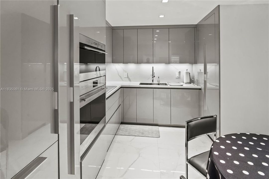 For Sale: $850,000 (1 beds, 2 baths, 1200 Square Feet)