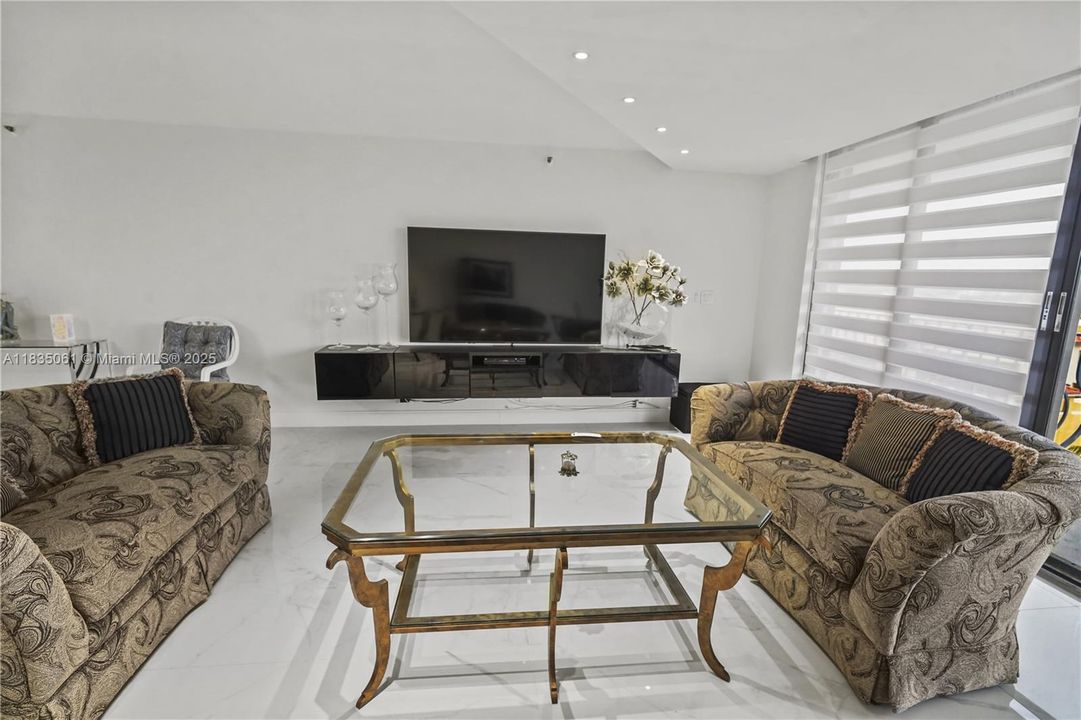 For Sale: $850,000 (1 beds, 2 baths, 1200 Square Feet)