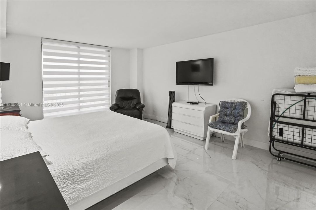 For Sale: $850,000 (1 beds, 2 baths, 1200 Square Feet)