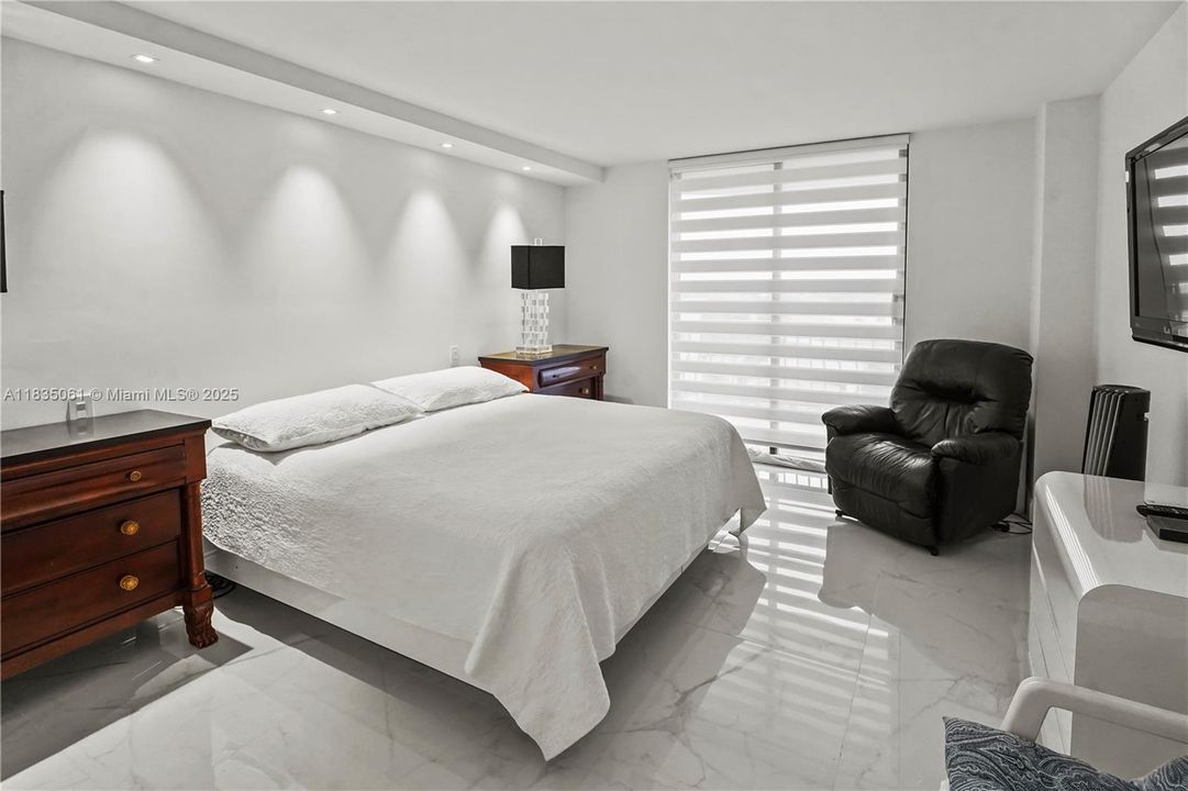 For Sale: $850,000 (1 beds, 2 baths, 1200 Square Feet)