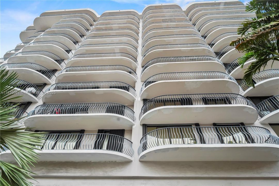 For Sale: $850,000 (1 beds, 2 baths, 1200 Square Feet)