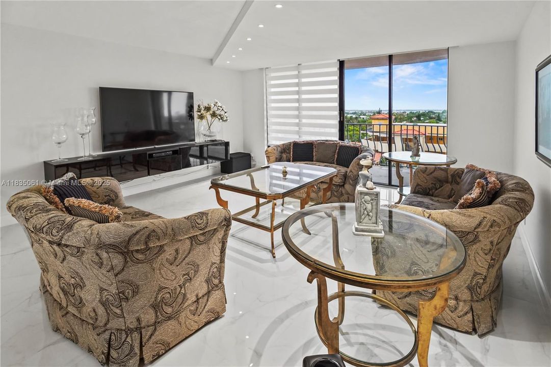 For Sale: $850,000 (1 beds, 2 baths, 1200 Square Feet)