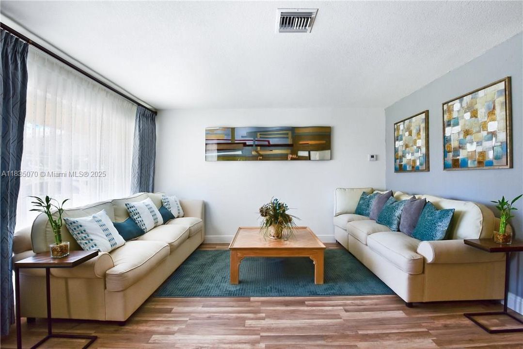 Недавно продано: $495,000 (3 спален, 2 ванн, 1836 Квадратных фут)