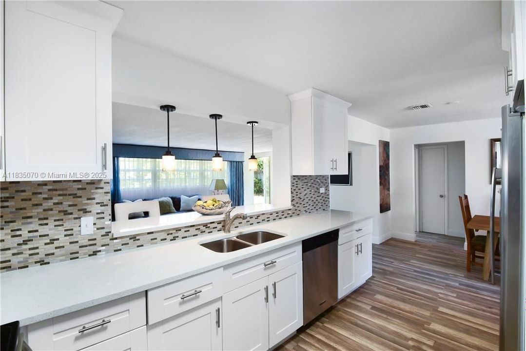 Недавно продано: $495,000 (3 спален, 2 ванн, 1836 Квадратных фут)