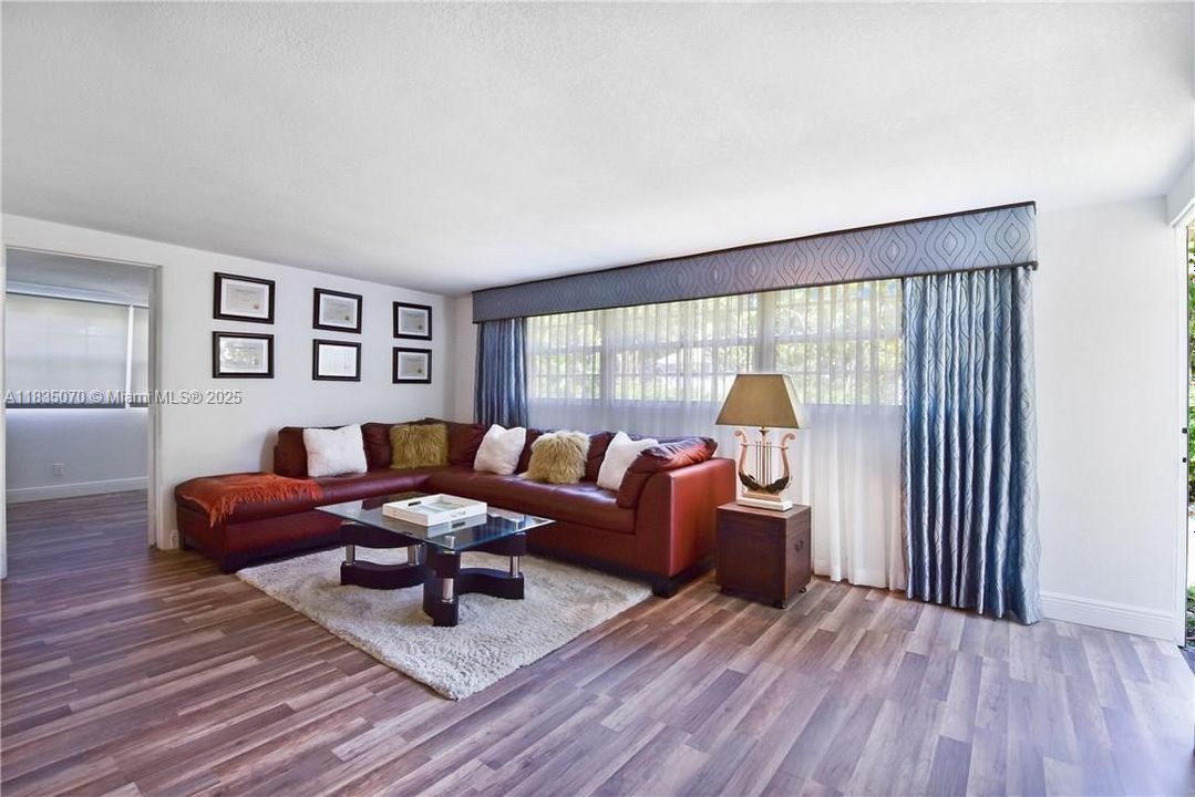 Недавно продано: $495,000 (3 спален, 2 ванн, 1836 Квадратных фут)