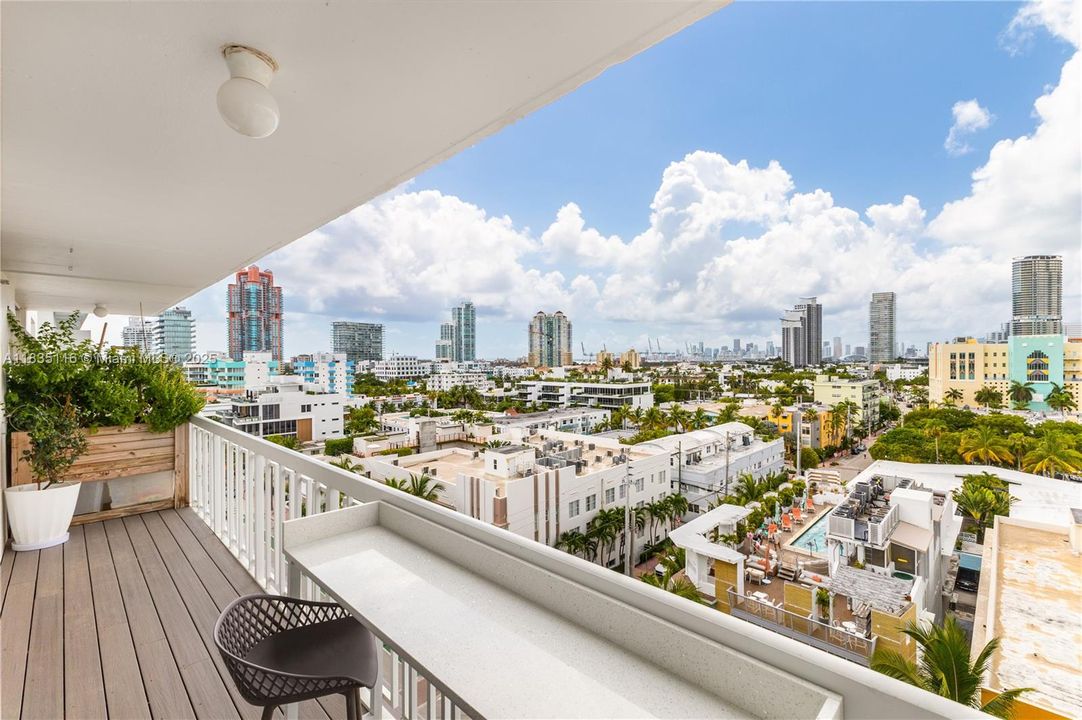 For Sale: $589,000 (1 beds, 1 baths, 659 Square Feet)