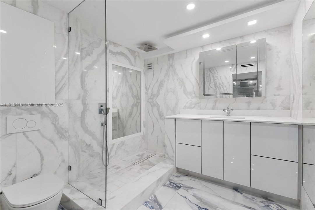 For Sale: $589,000 (1 beds, 1 baths, 659 Square Feet)