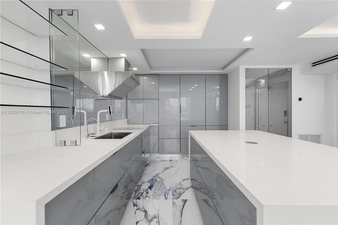 For Sale: $589,000 (1 beds, 1 baths, 659 Square Feet)