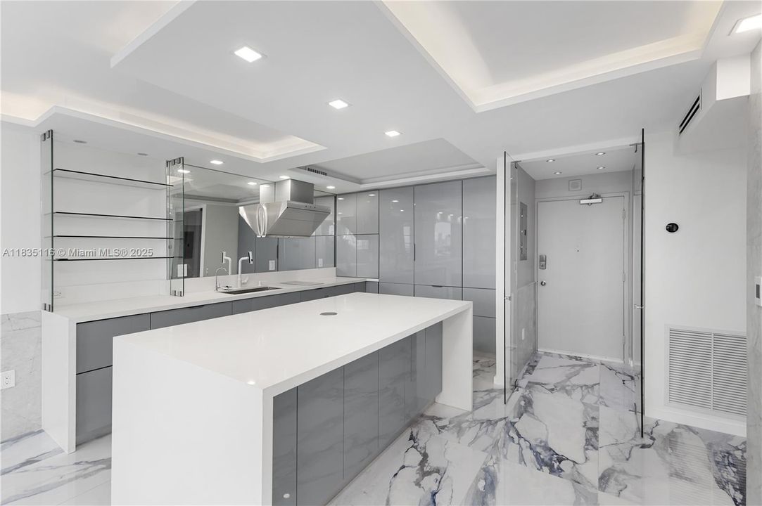 For Sale: $589,000 (1 beds, 1 baths, 659 Square Feet)