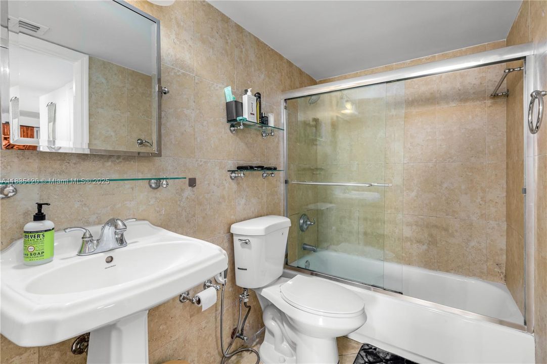 For Sale: $569,000 (1 beds, 1 baths, 655 Square Feet)