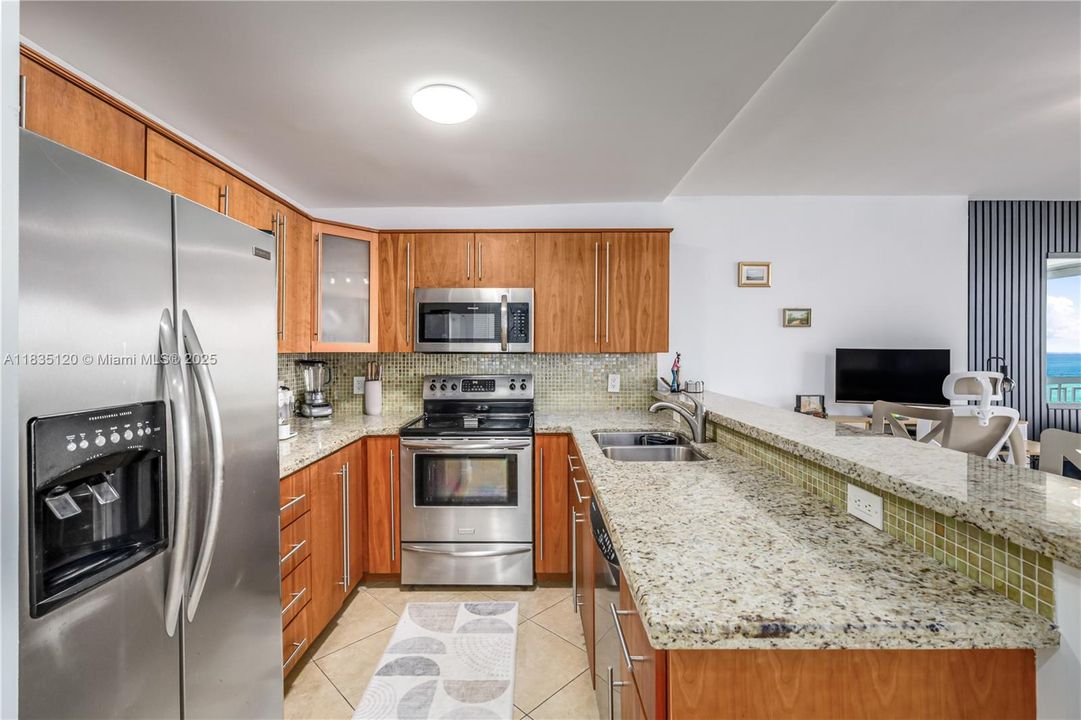 For Sale: $569,000 (1 beds, 1 baths, 655 Square Feet)