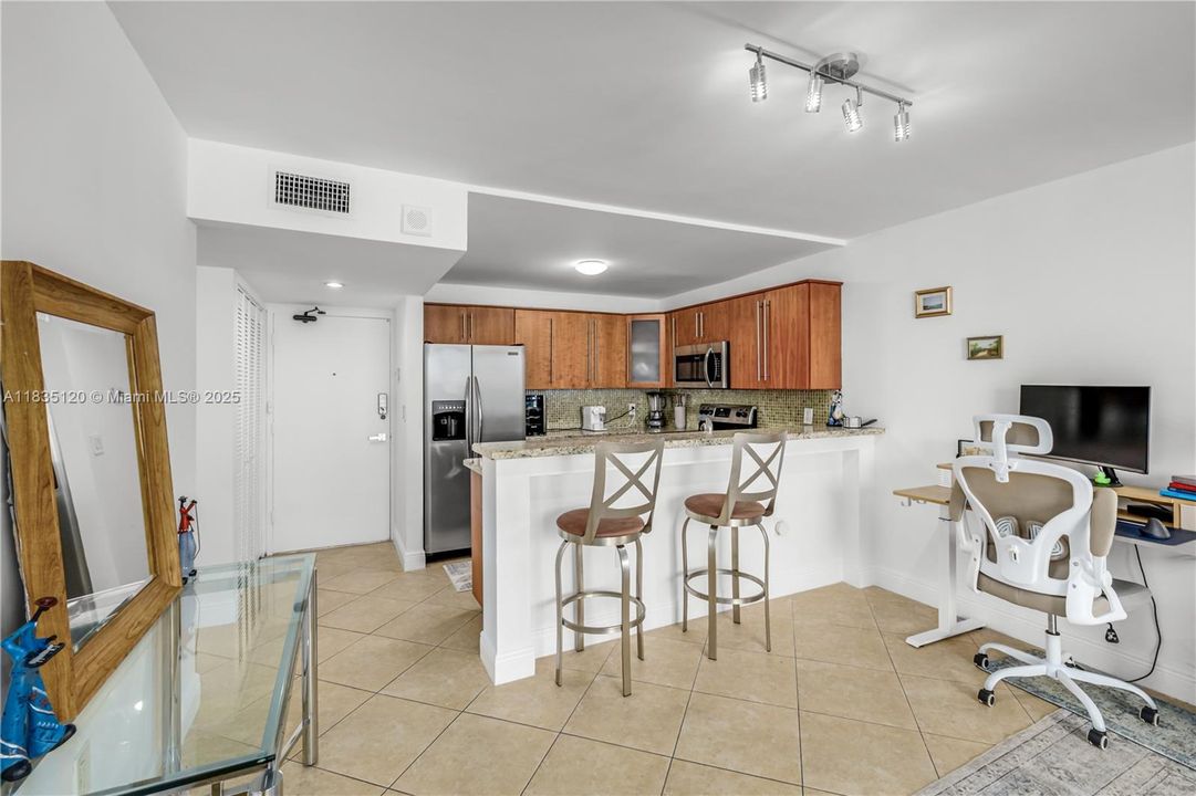 For Sale: $569,000 (1 beds, 1 baths, 655 Square Feet)