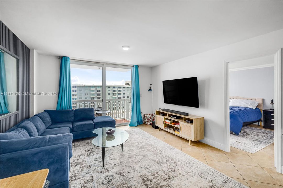 For Sale: $569,000 (1 beds, 1 baths, 655 Square Feet)