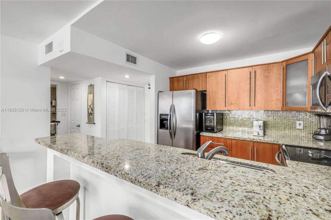 For Sale: $569,000 (1 beds, 1 baths, 655 Square Feet)