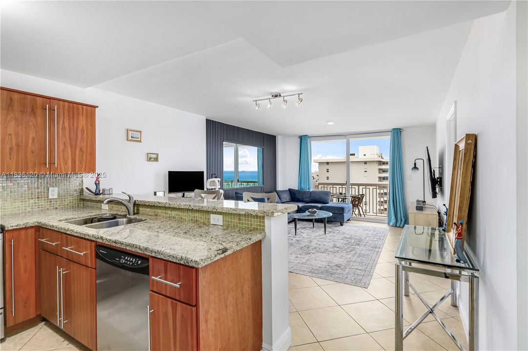 For Sale: $569,000 (1 beds, 1 baths, 655 Square Feet)
