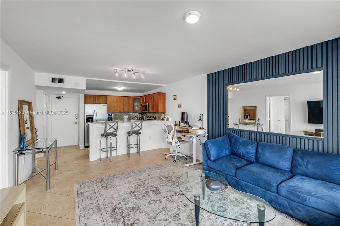 For Sale: $569,000 (1 beds, 1 baths, 655 Square Feet)