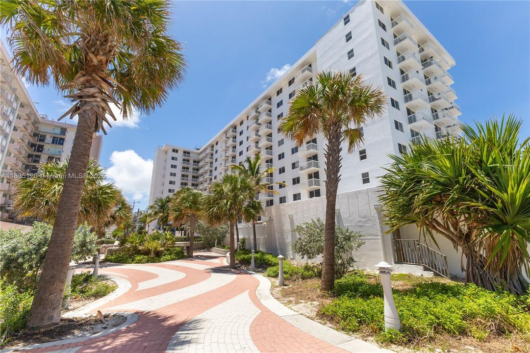 For Sale: $569,000 (1 beds, 1 baths, 655 Square Feet)