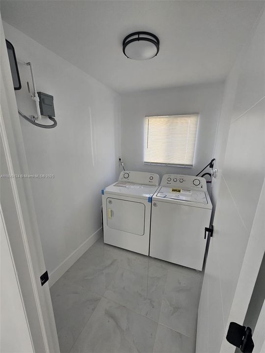 For Rent: $2,990 (3 beds, 2 baths, 2374 Square Feet)