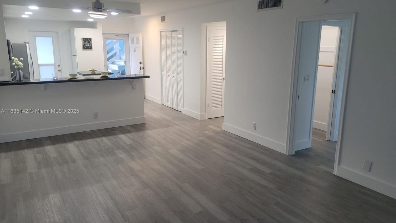 Recientemente alquilado: $2,000 (2 camas, 2 baños, 950 Pies cuadrados)